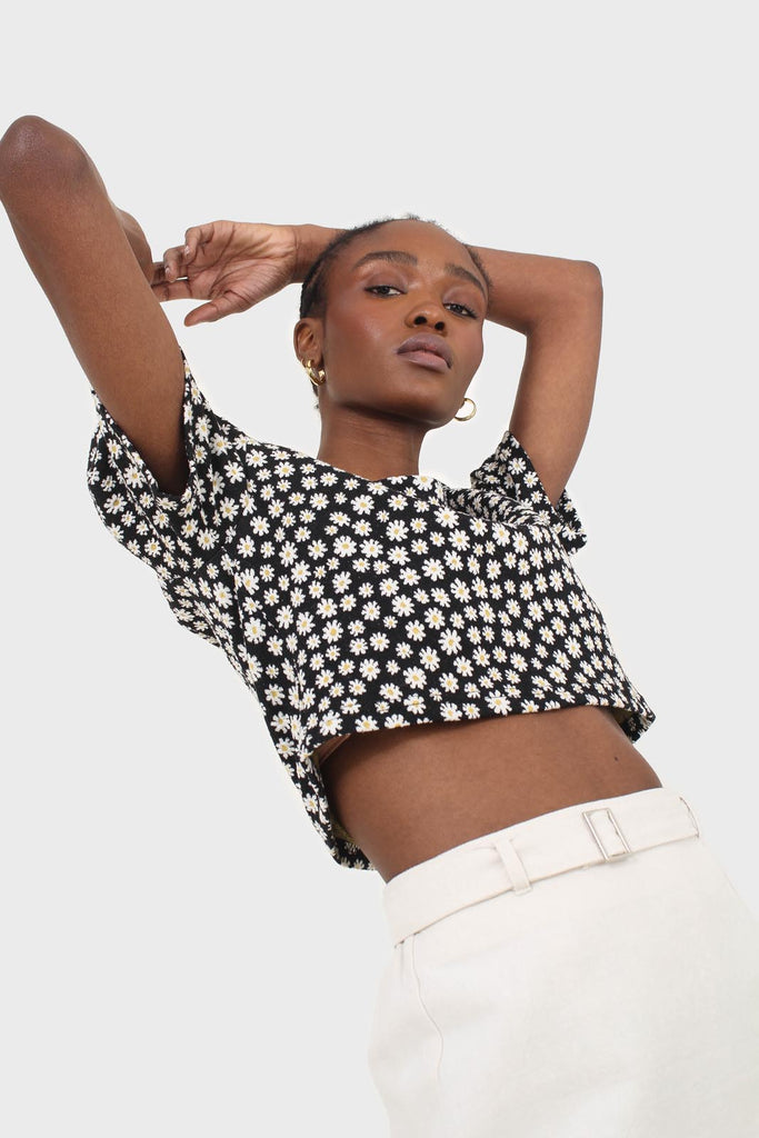 Black daisies square neckline puff sleeve cropped top_14