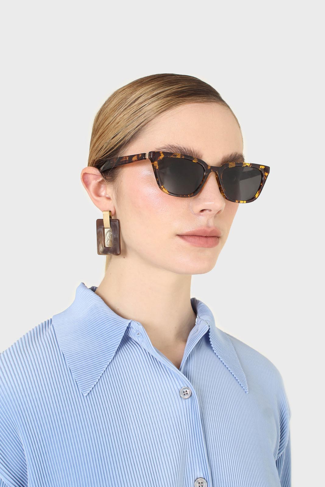 Tortoise shell classic cat eye sunglasses