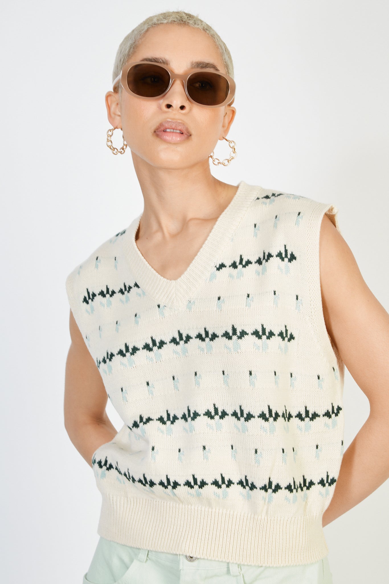 Beige and light blue intarsia flower sweater vest_1