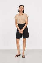 Beige gathered shoulder short sleeved shirt_4