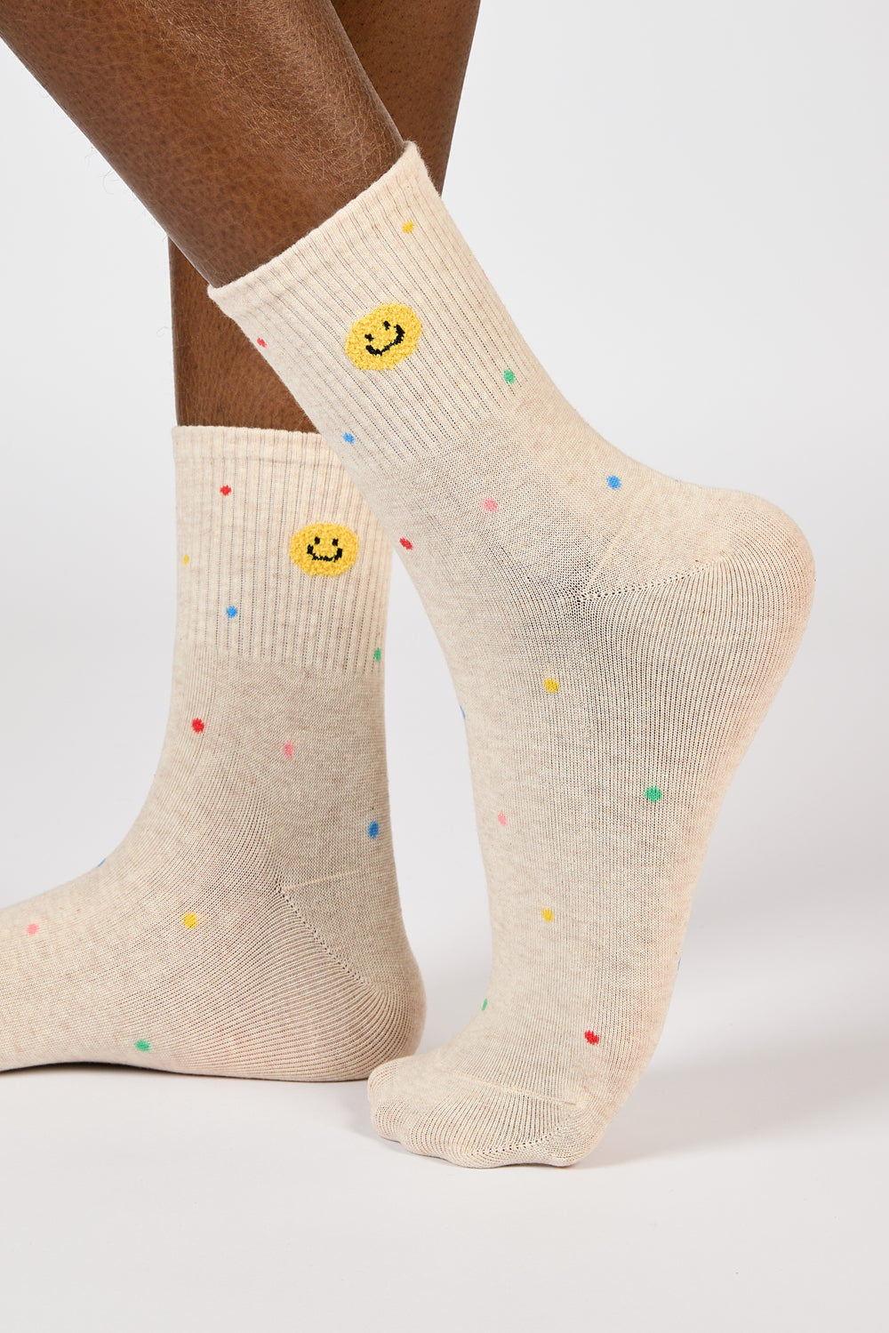 Beige rainbow confetti smiley face socks_1