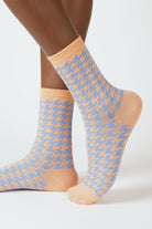 Beige and light blue houndstooth check socks_1