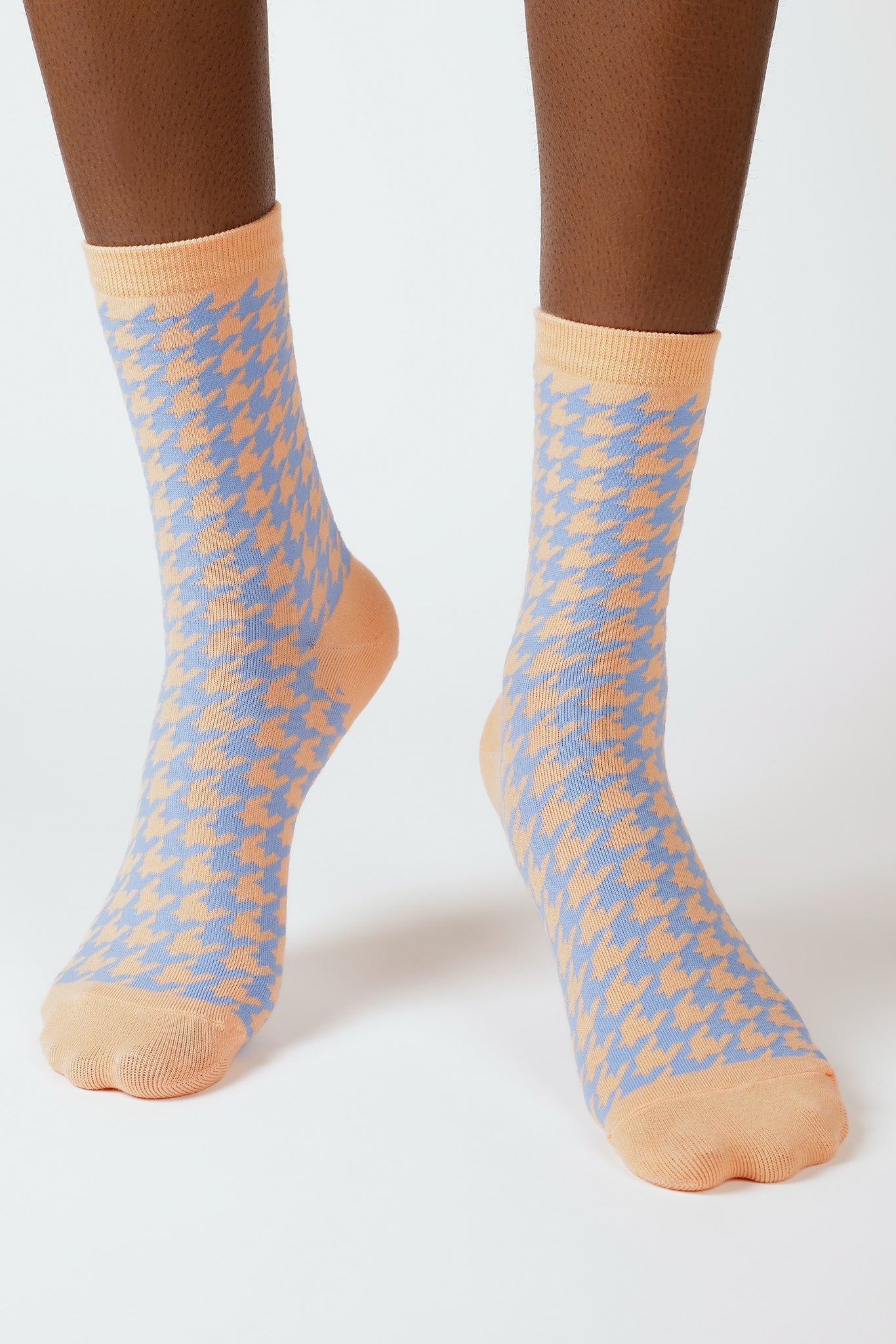 Beige and light blue houndstooth check socks_4