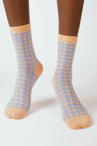 Beige and light blue houndstooth check socks_4