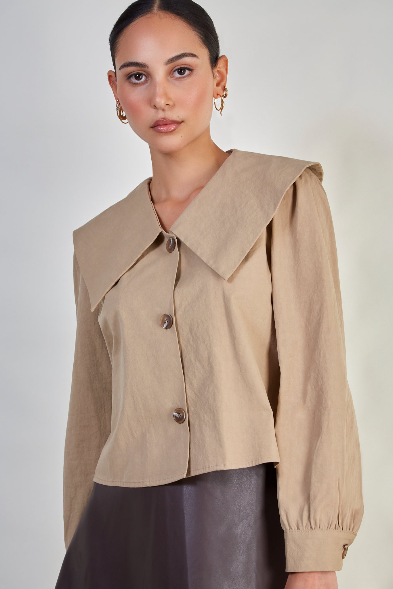 Beige pointed giant collar shirt