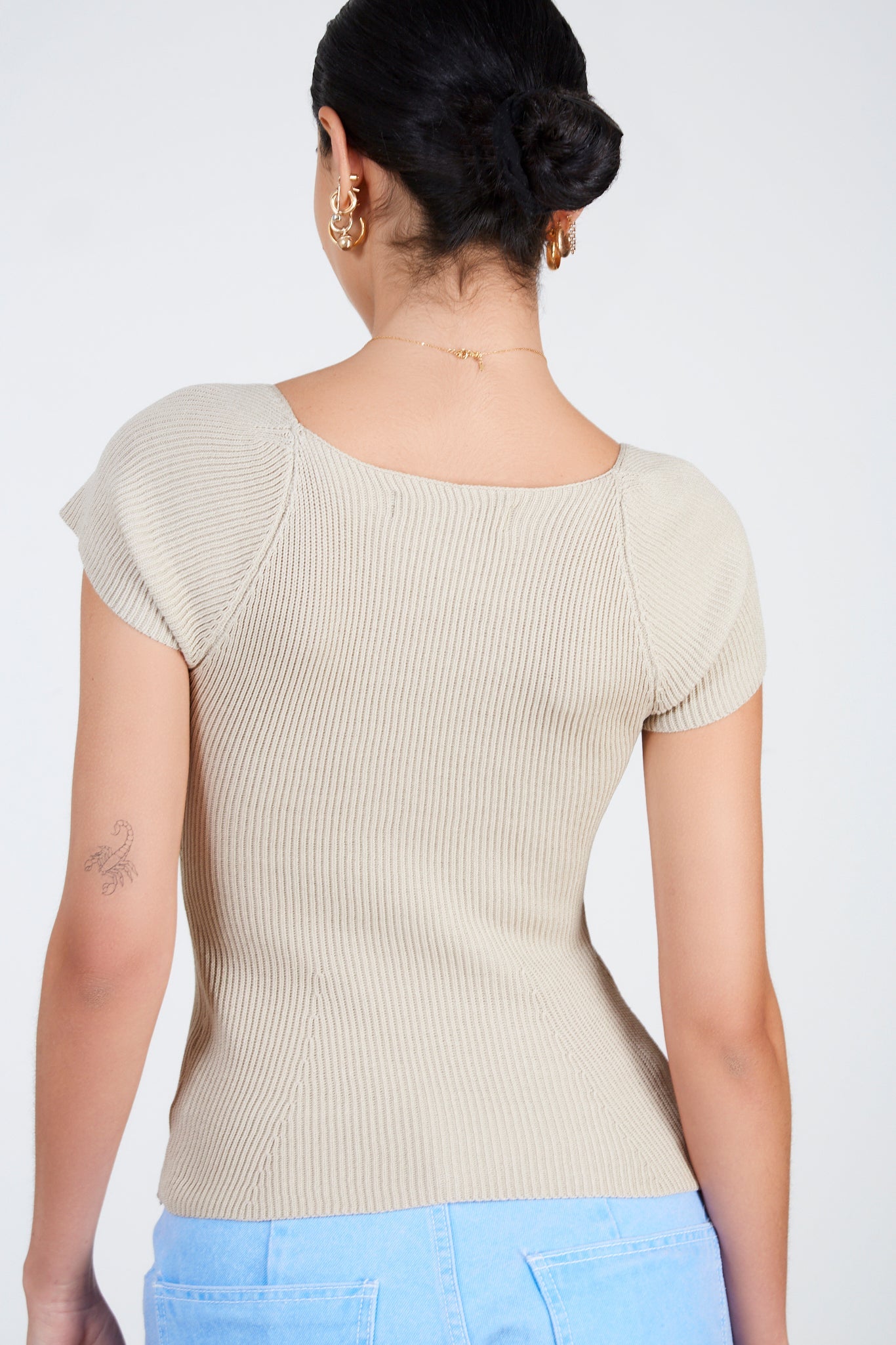 Beige ribbed shaped knit tee_2