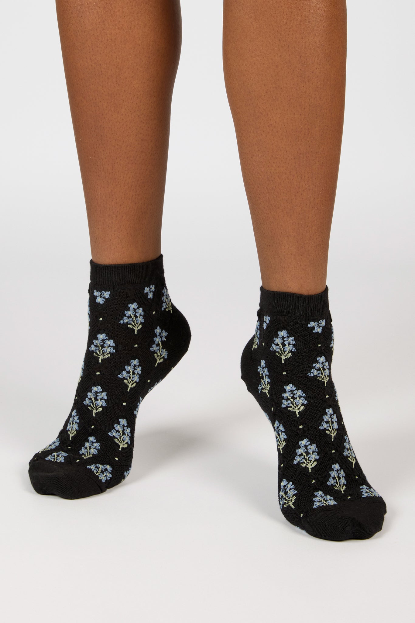 Black and blue floral bouquet socks_4