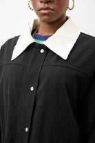 Black and ivory contrast collar cinch waist parka_4