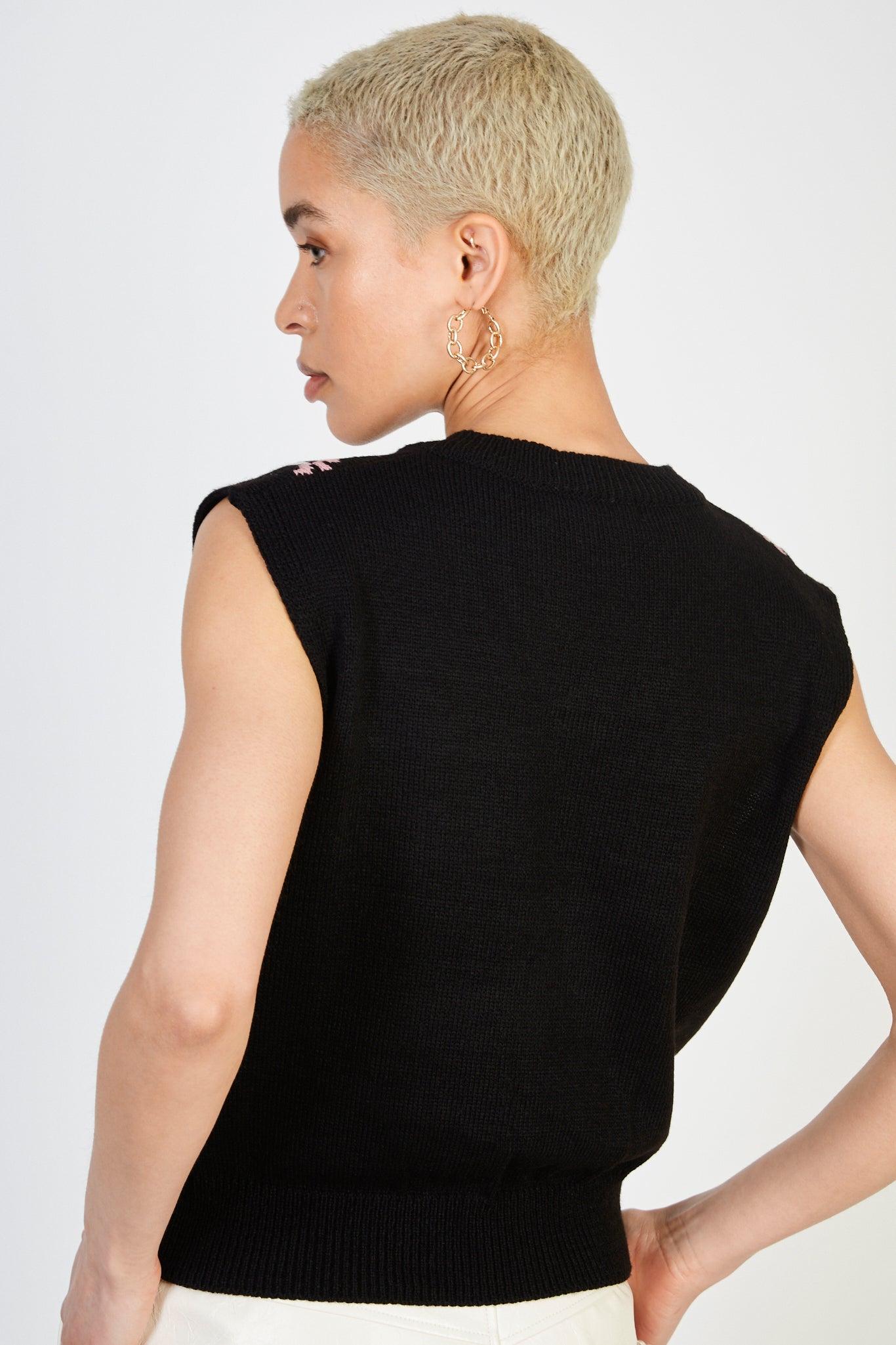 Black and pink intarsia flower sweater vest_2