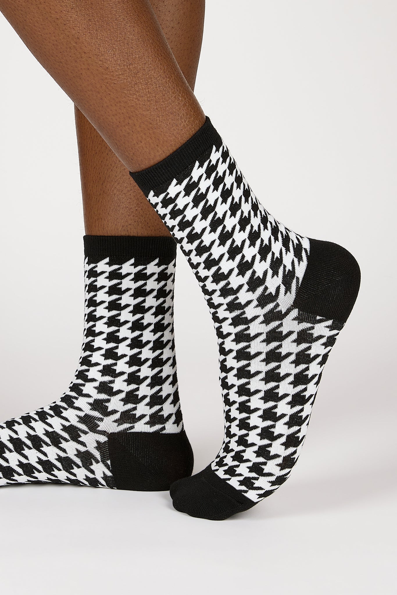 Black and white houndstooth check socks_1