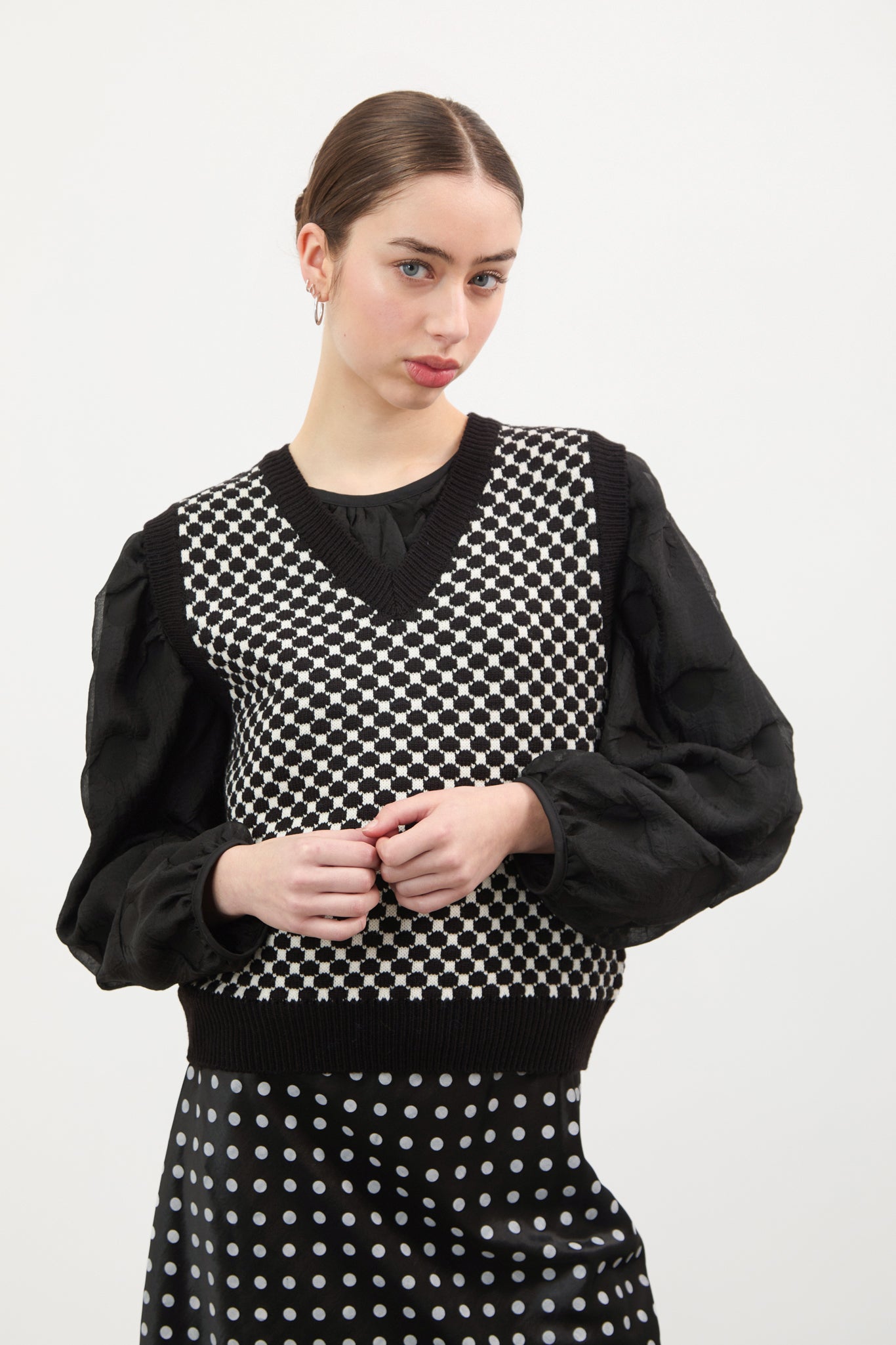 Black and white intarsia dots sweater vest_1
