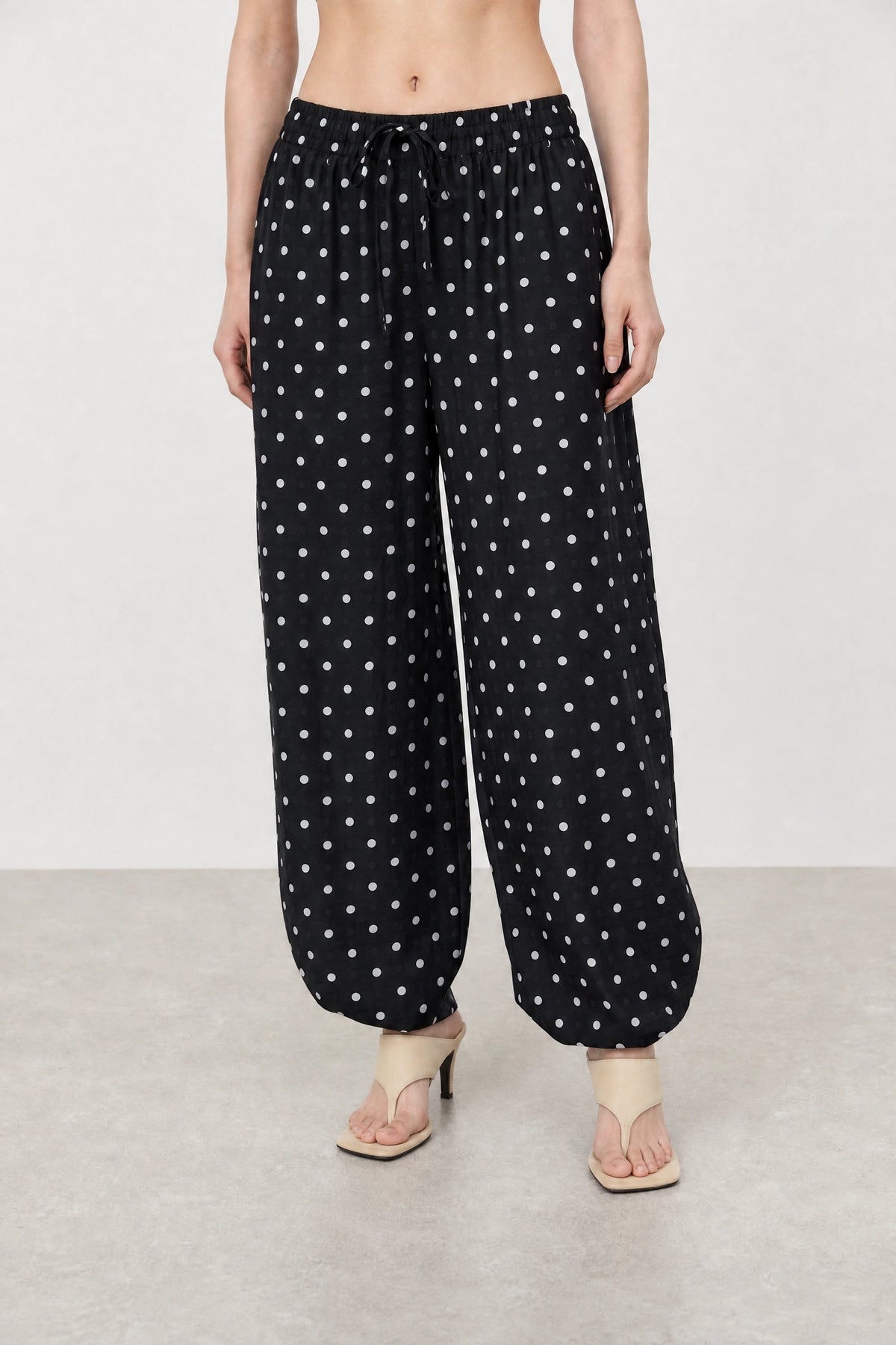 Black and white polka dot linen blend slouchy trousers_1