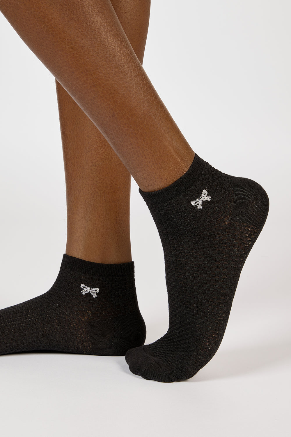 Black and white single bow ankle socks_1