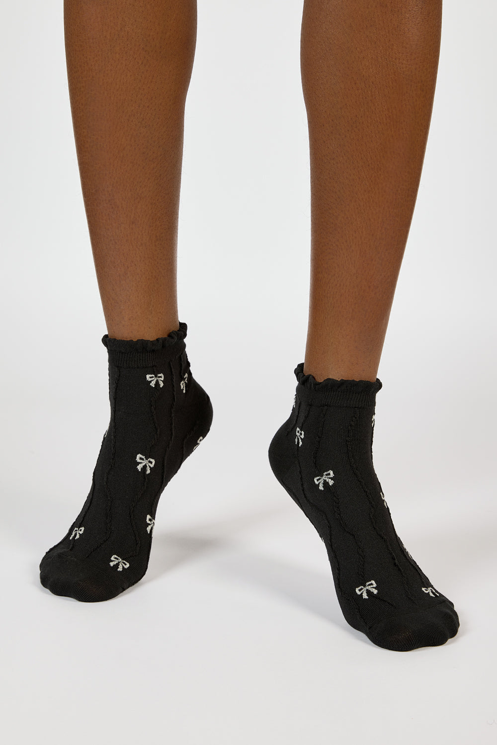 Black and white wavy bows ankle socks_2