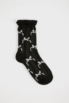 Black and white wavy ribbon socks_3