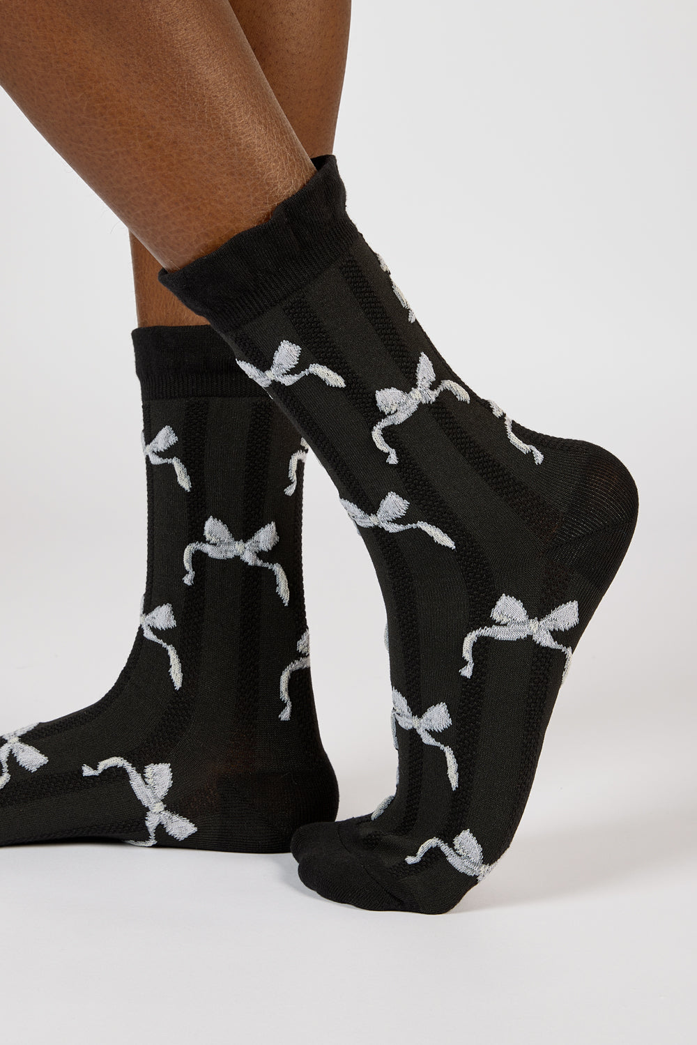 Black and white wavy ribbon socks_1