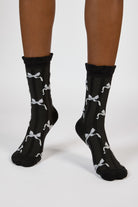 Black and white wavy ribbon socks_2
