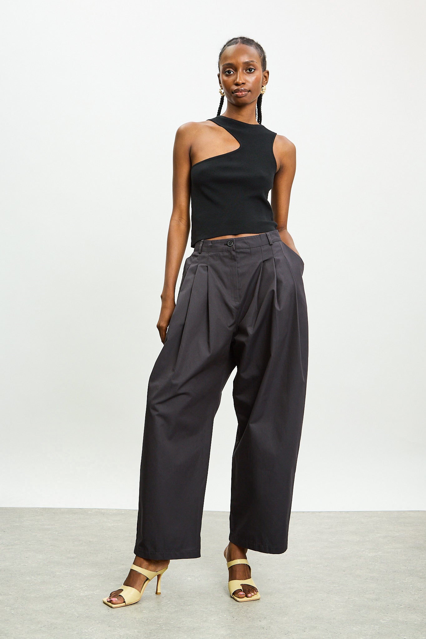 Black asymmetric neckline knit tank_4