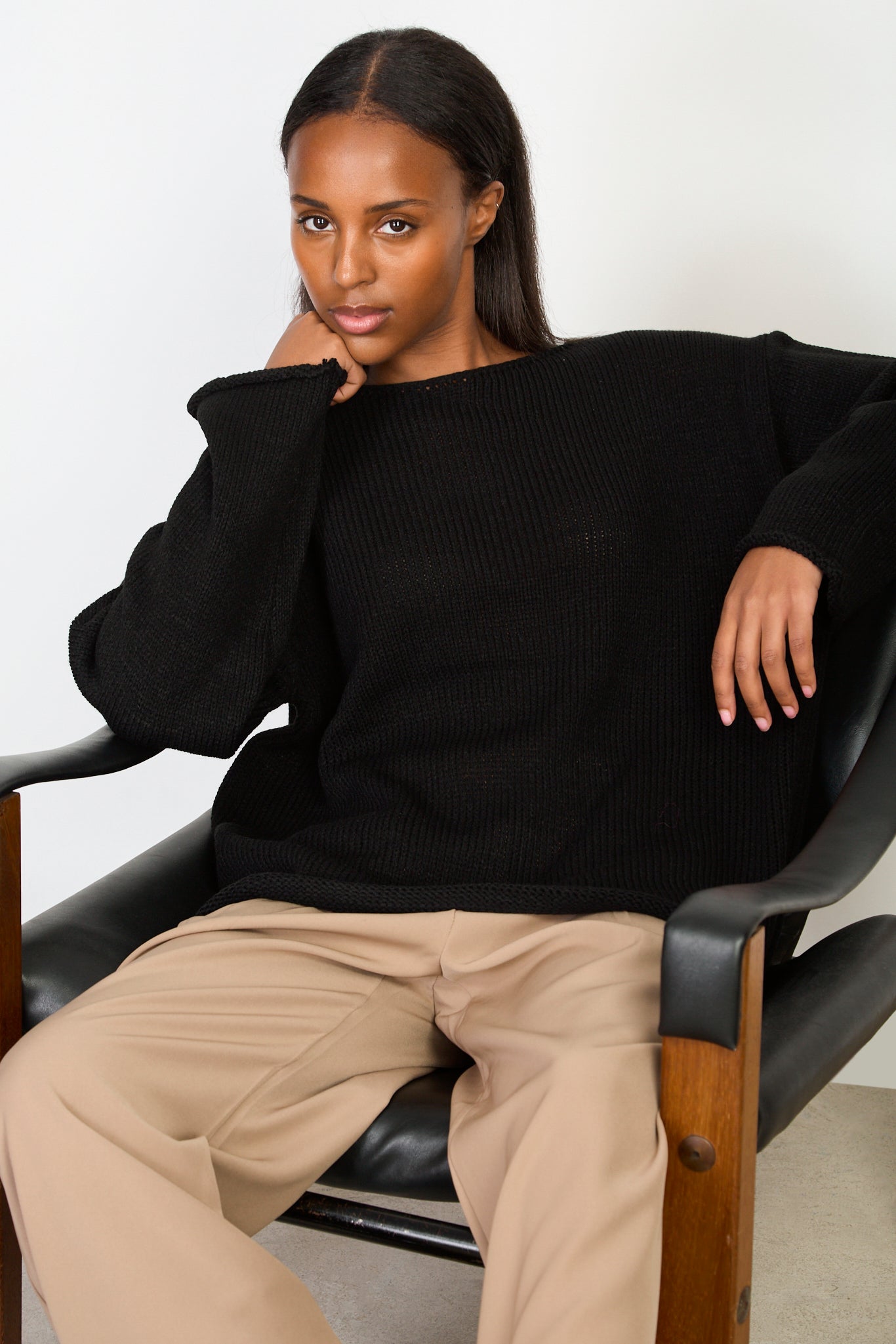 Black boat neck long roll hem jumper_4