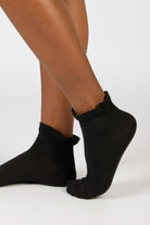 Black large ruffle trim ankle socks_3