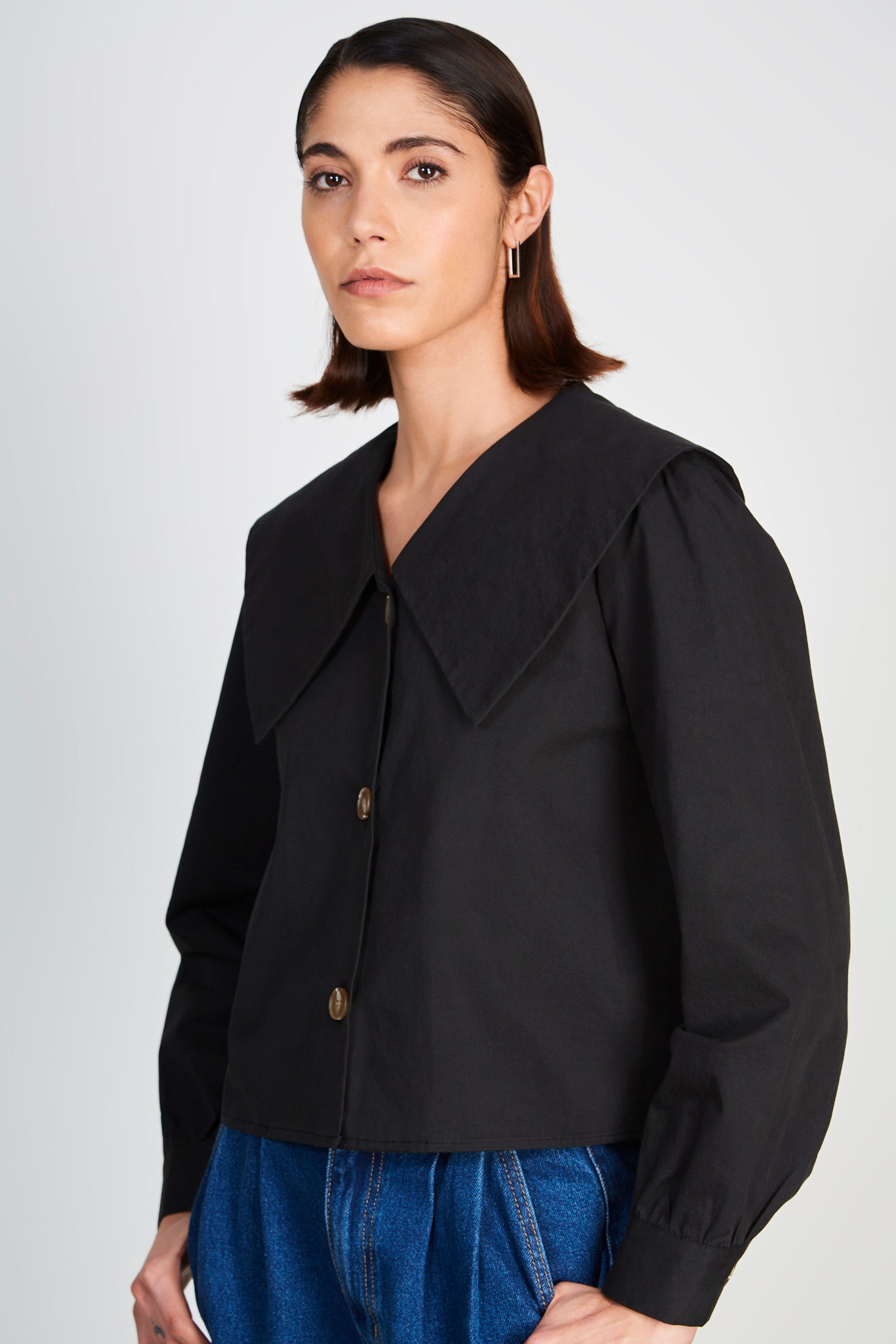 Black pointed giant collar shirt