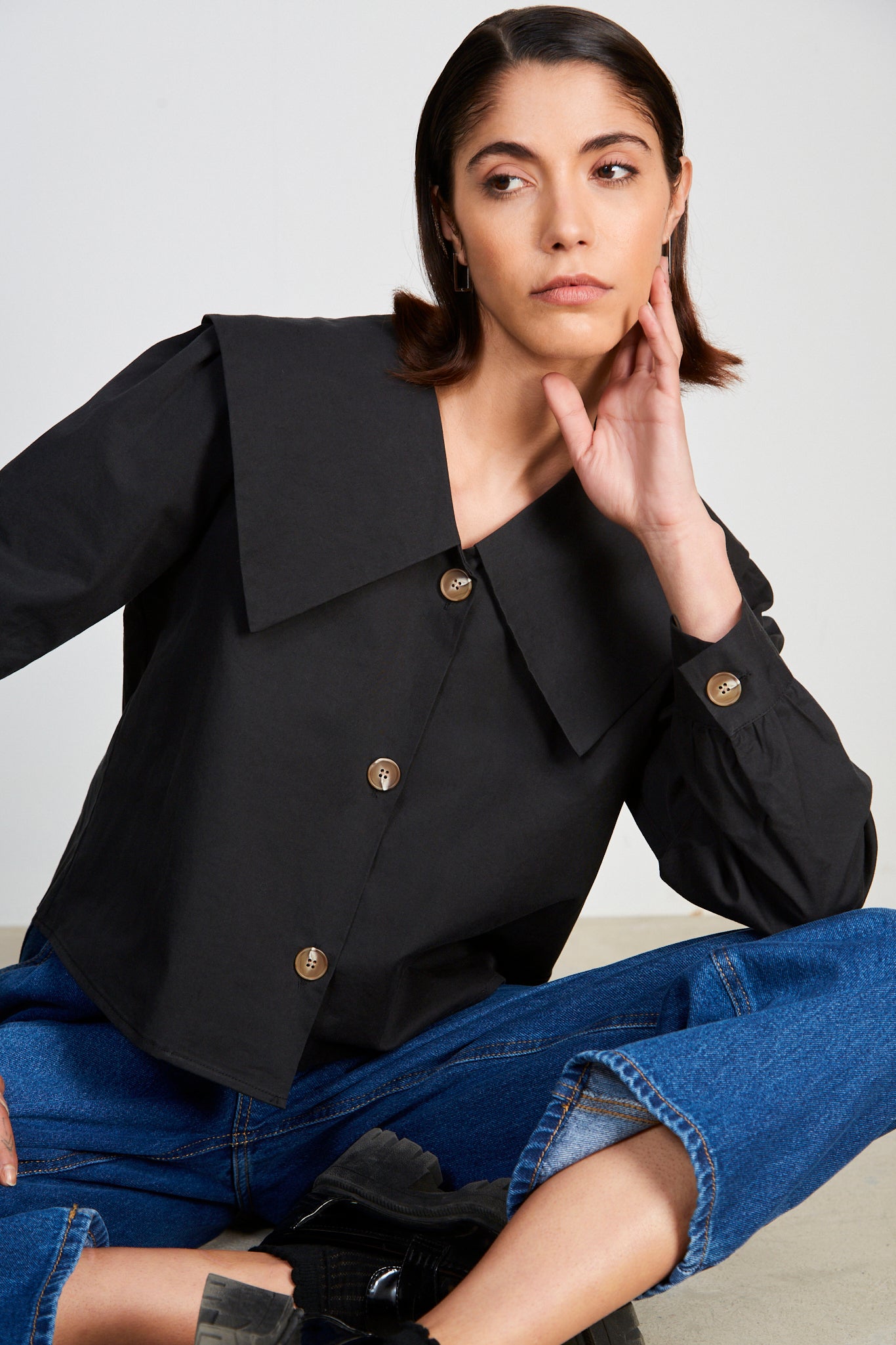 Black pointed giant collar shirt