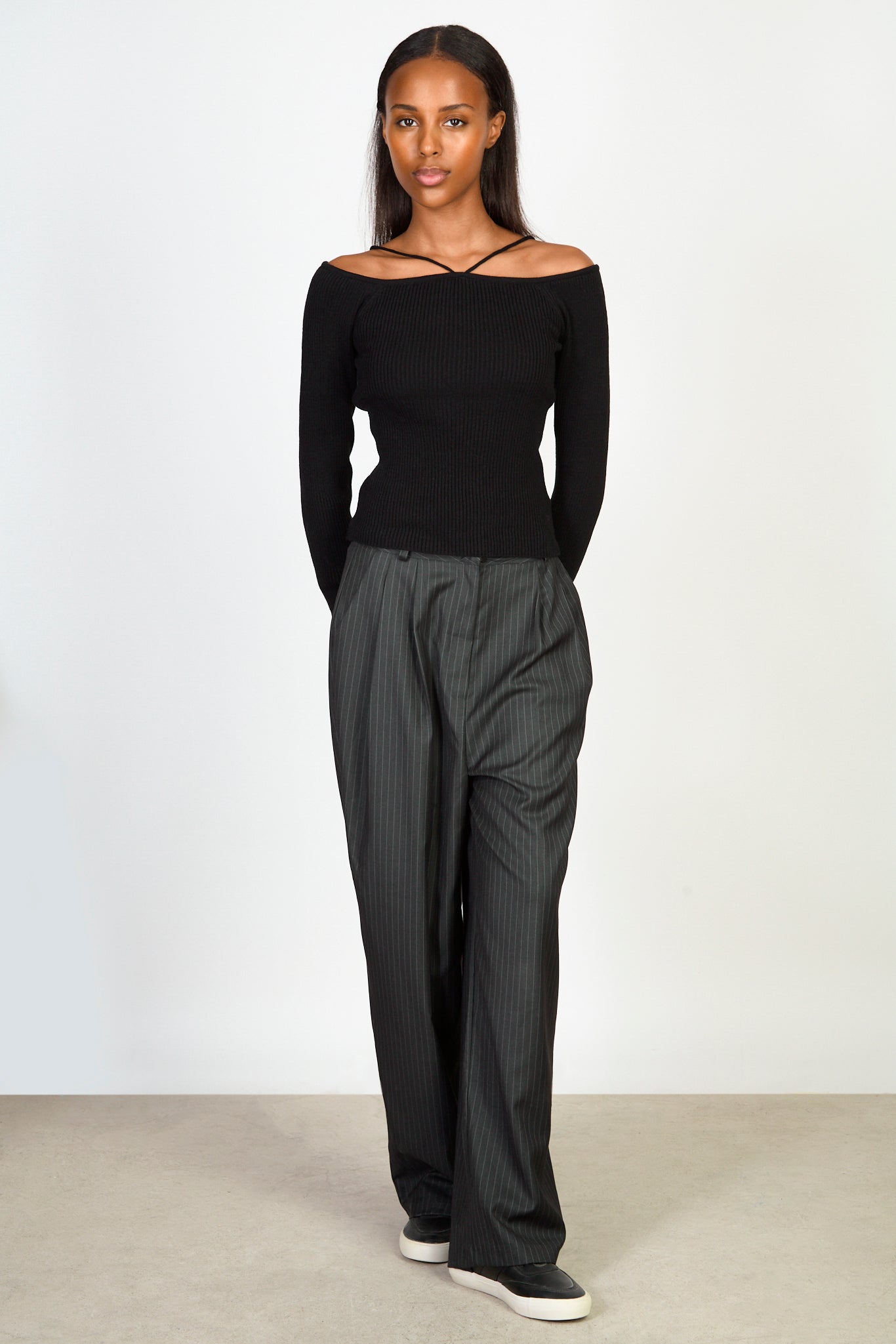 Black ribbed slim strap detail knit top_4