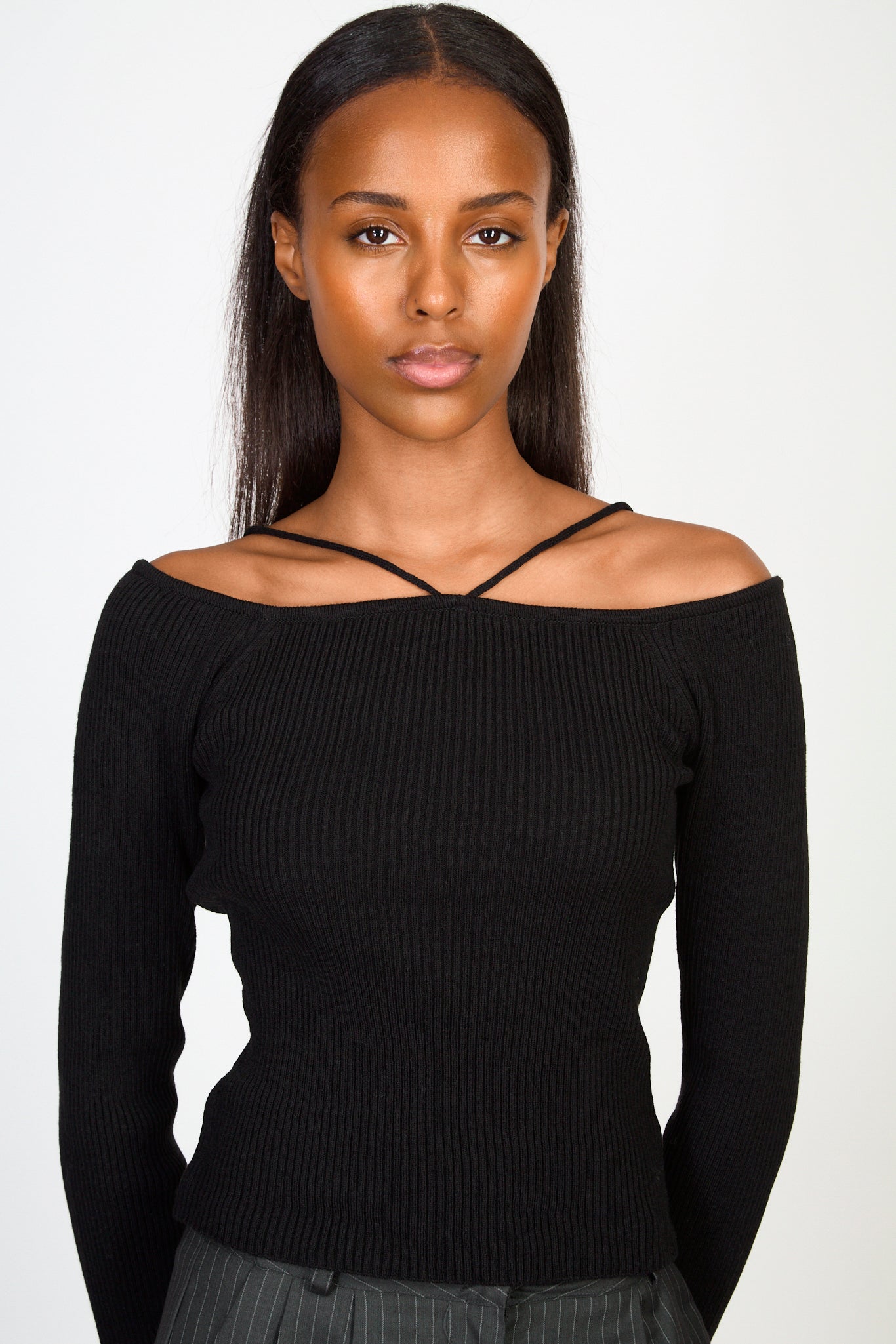 Black ribbed slim strap detail knit top_1
