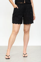 Black scalloped hem shorts_1
