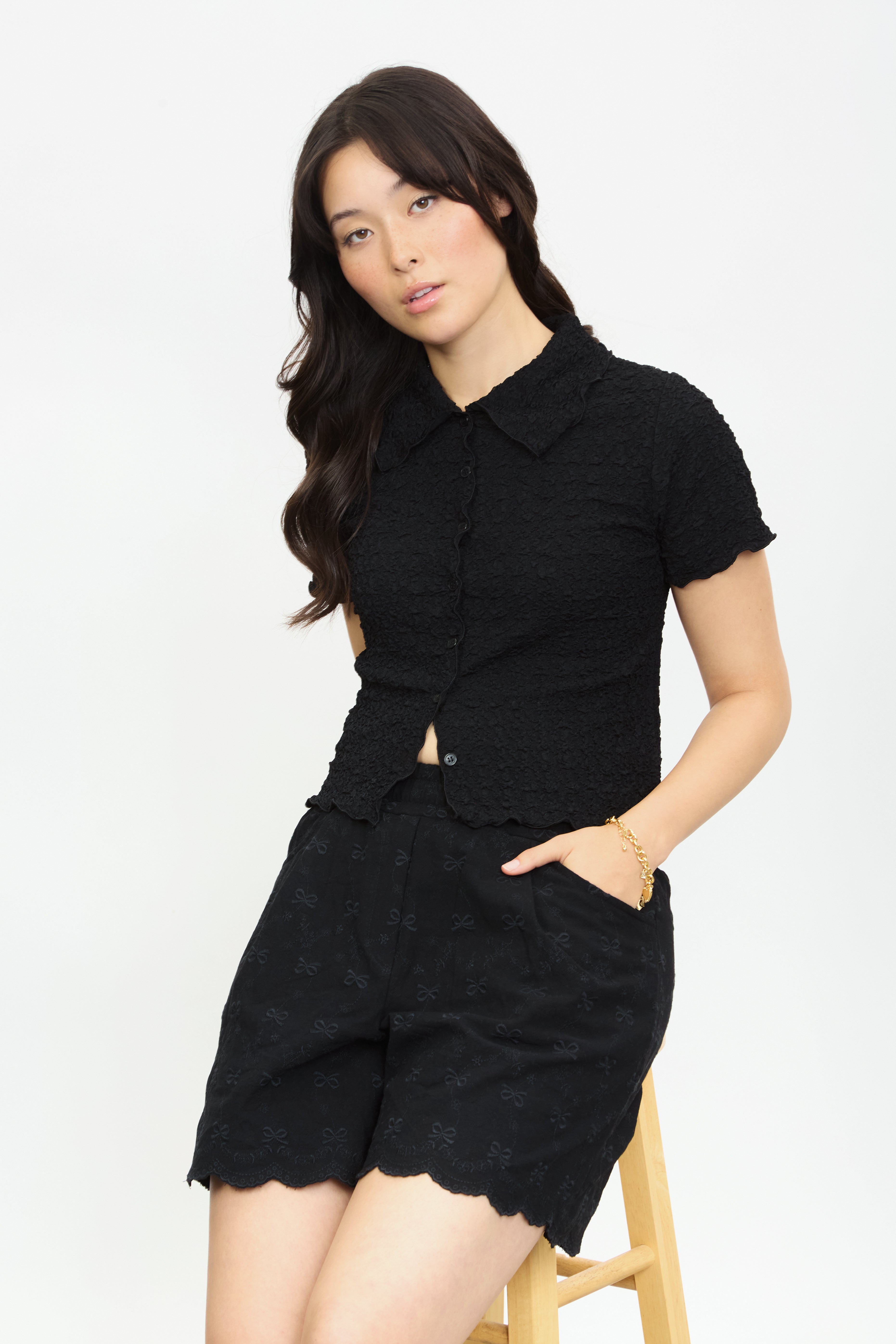 Black scalloped hem shorts_5