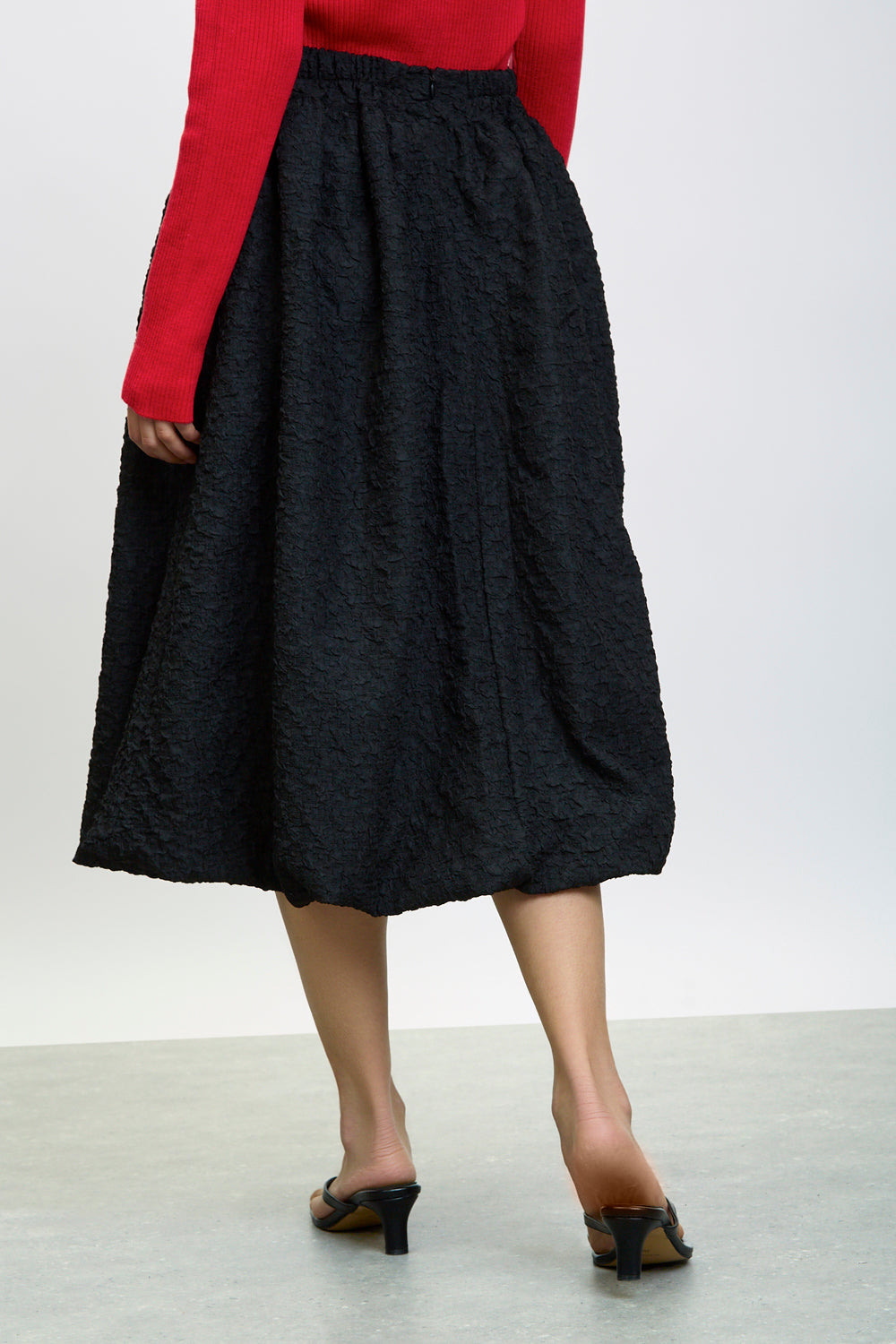 Black textured midi bubble skirt_2