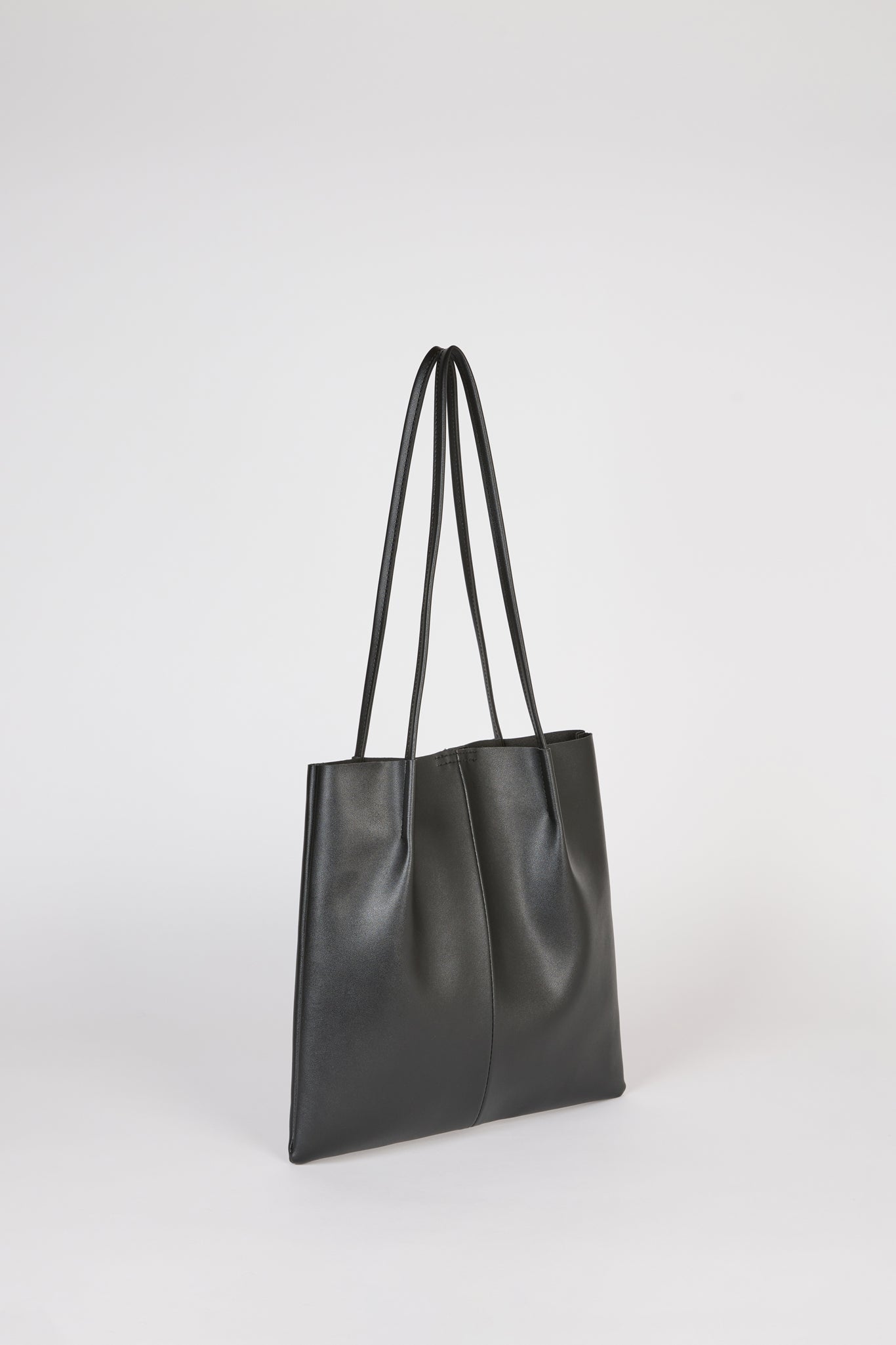 Black vegan leather pinched strap tote bag_3