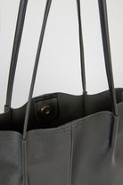 Black vegan leather pinched strap tote bag_5