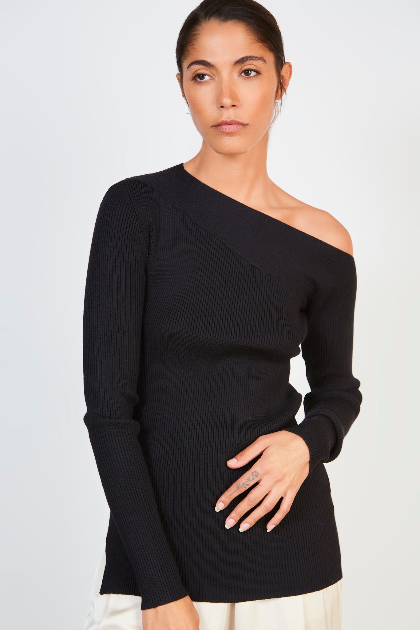 Black diagonal ribbed knit top_5