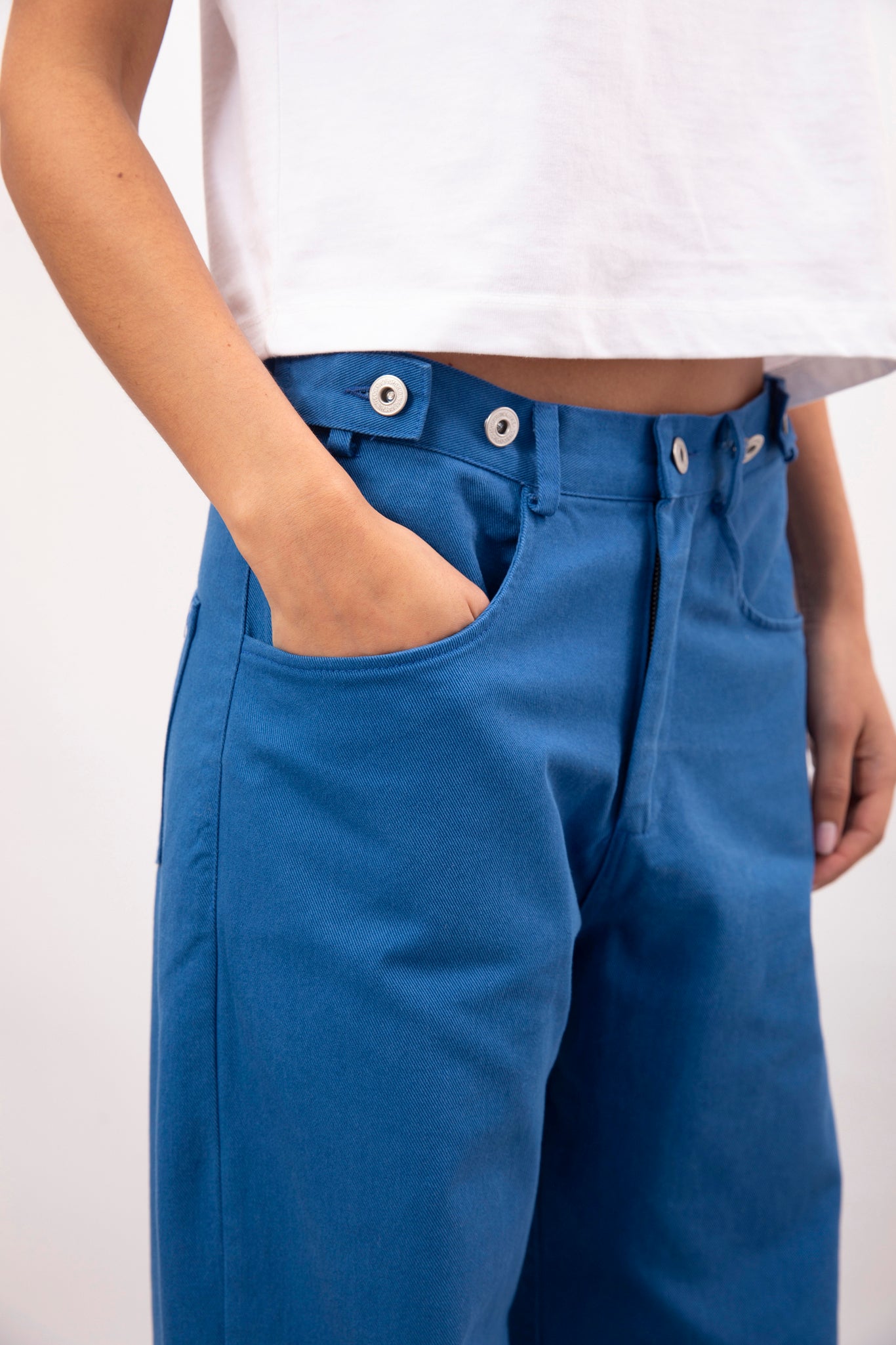 Blue adjustable waist double button jeans_3