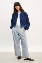 Blue and white vertical striped pleated jeans_4