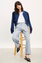 Blue and white vertical striped pleated jeans_5