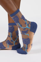 Blue sheer bold climbing flower socks_1