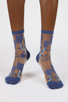 Blue sheer bold climbing flower socks_2