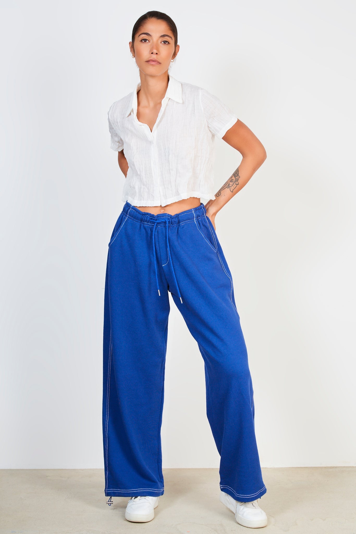 Blue and white contrast stitch sweatpants_3