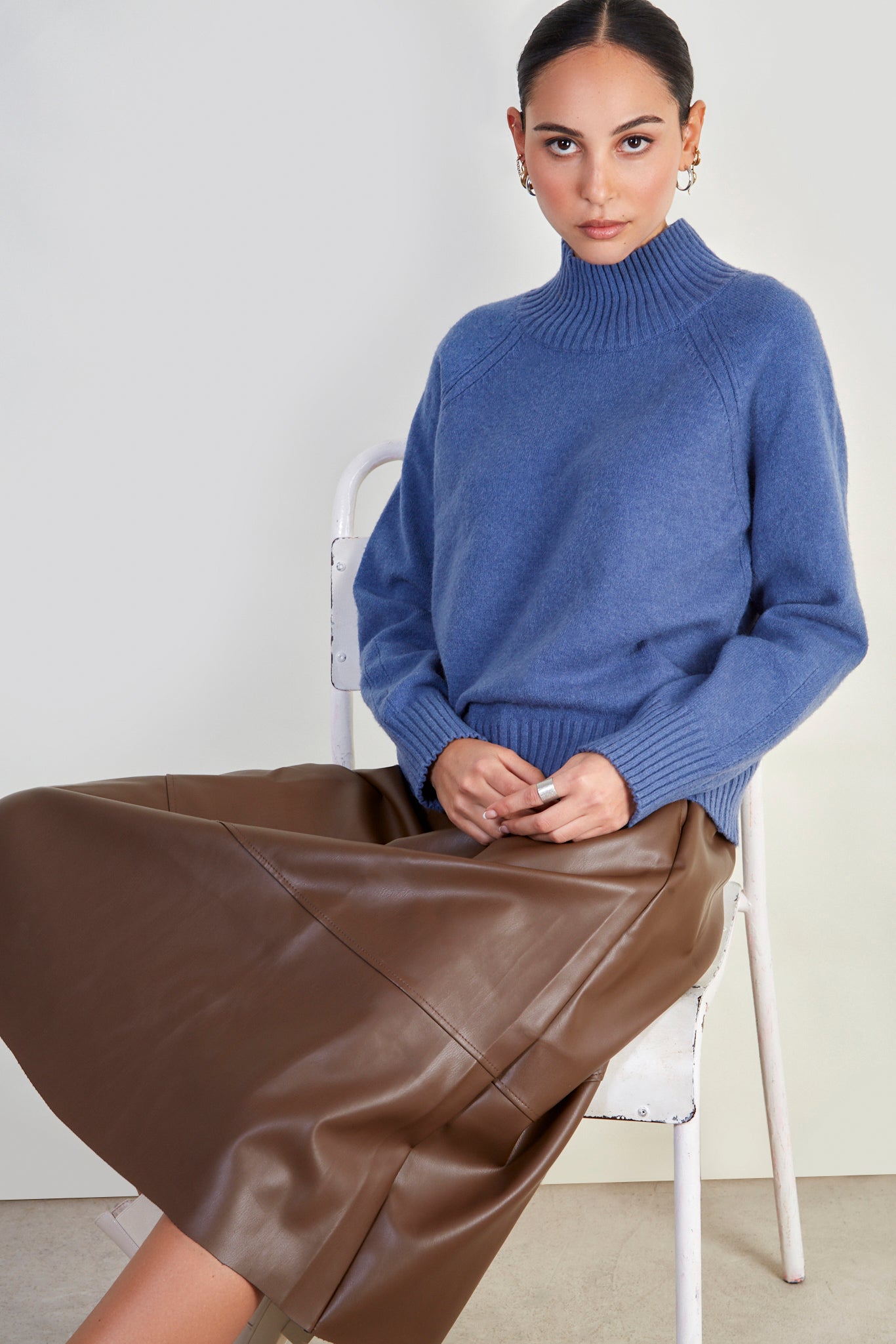 Blue cashmere blend ribbed neck jumper_5