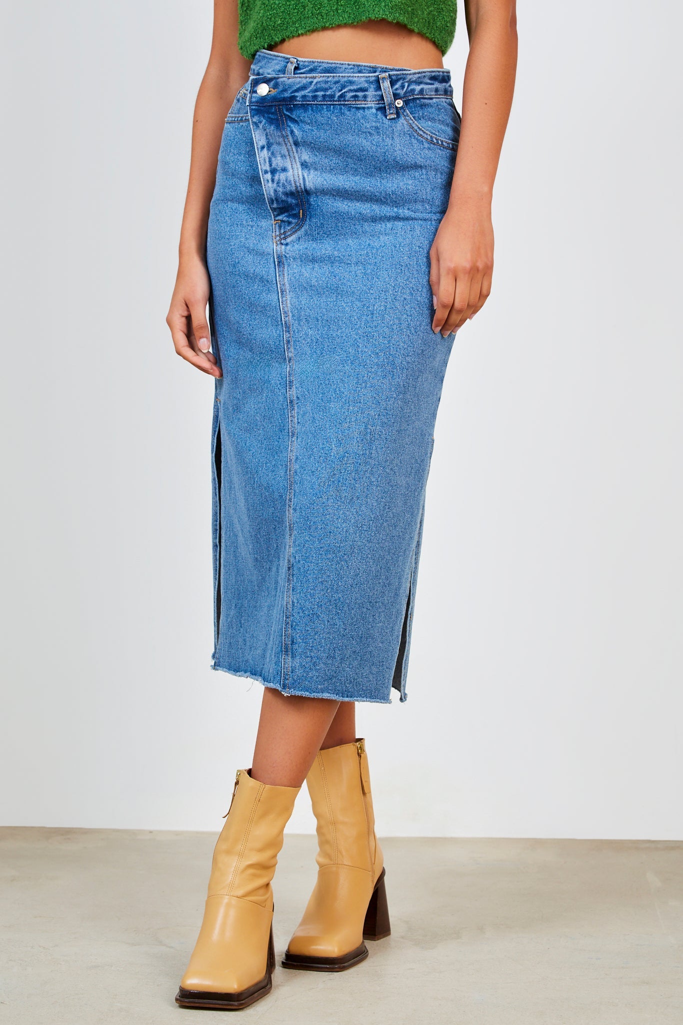 Blue denim diagonal button skirt