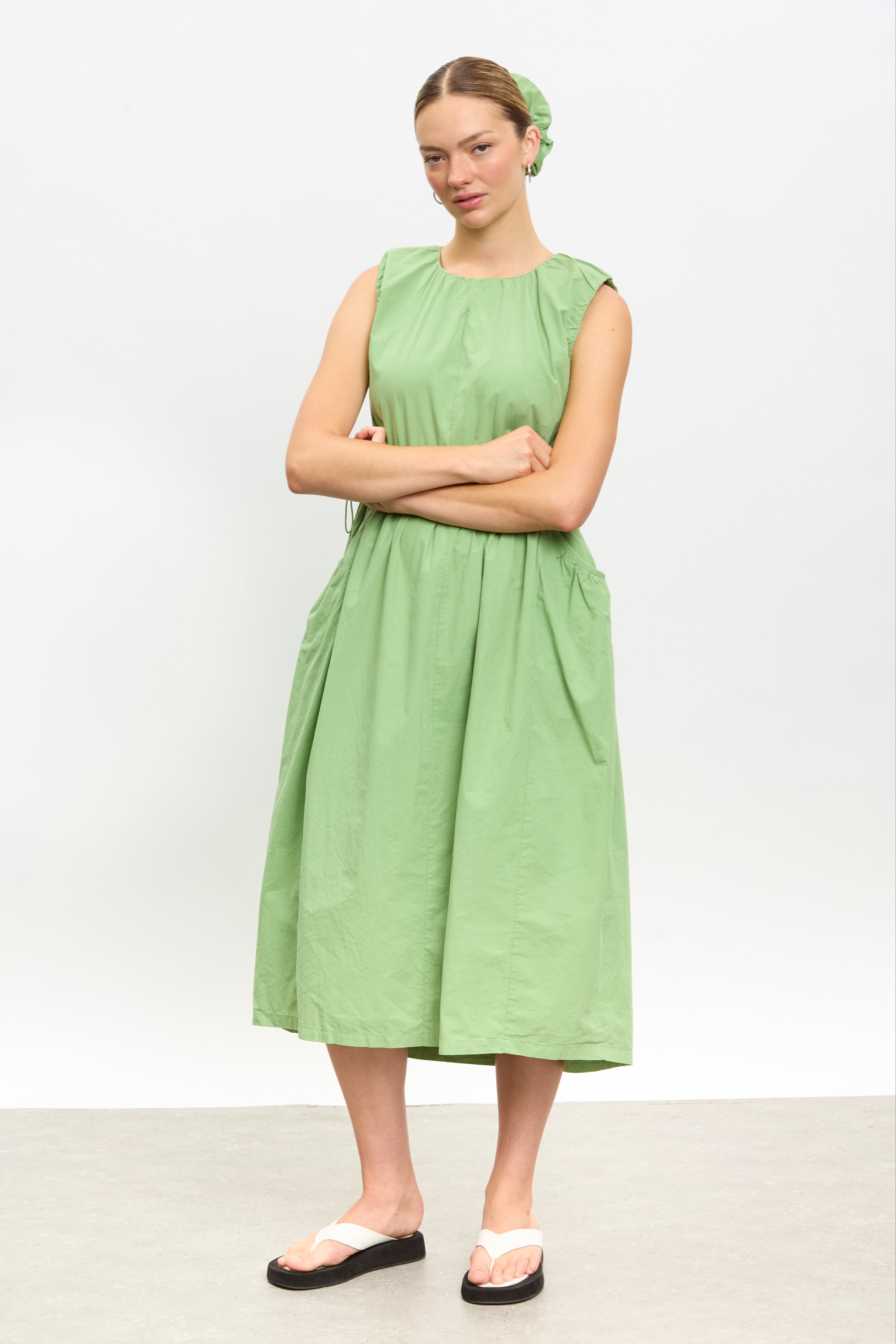 Bright green cinch waist side pocket midi dress_1
