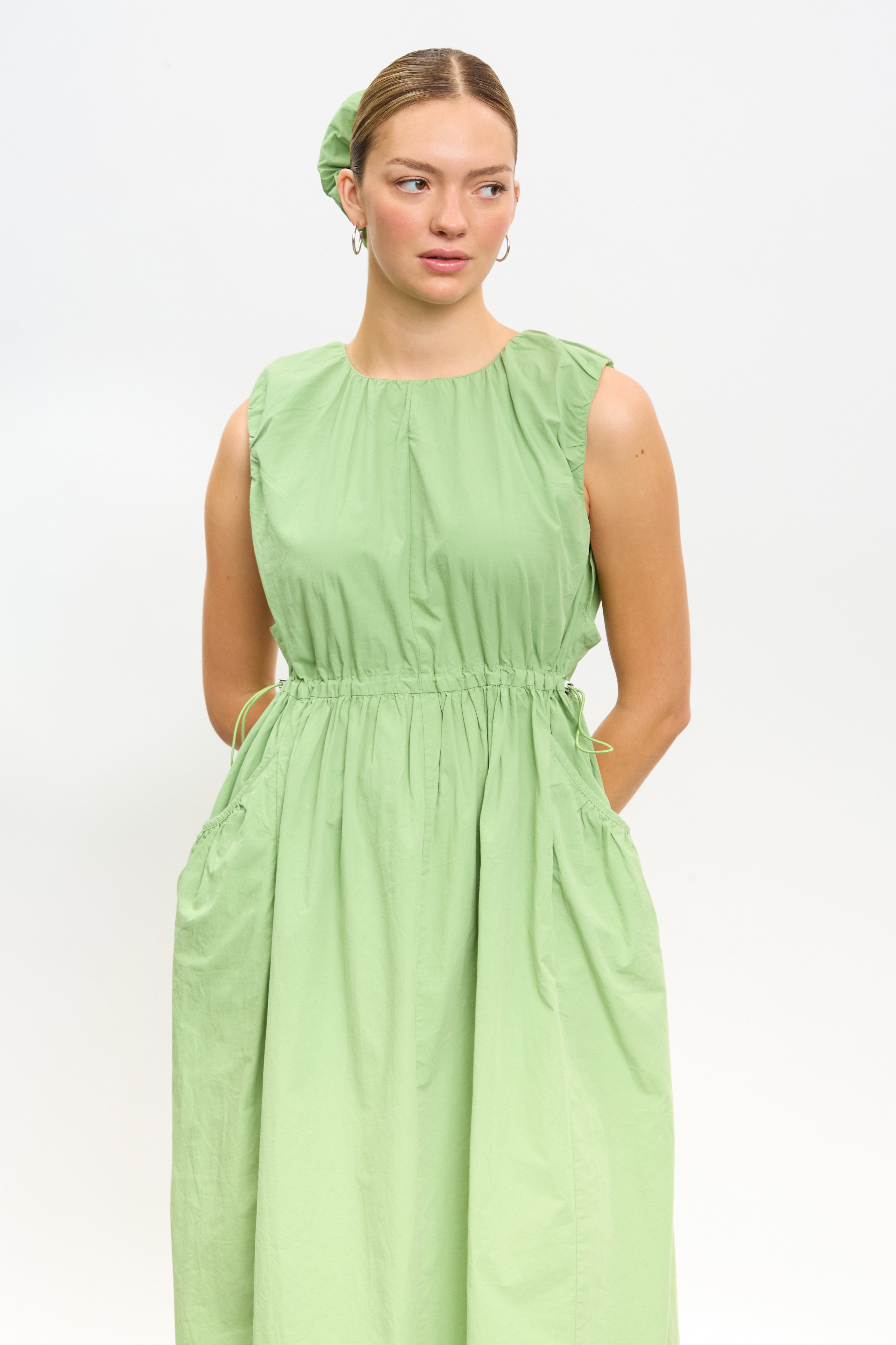 Bright green cinch waist side pocket midi dress_3