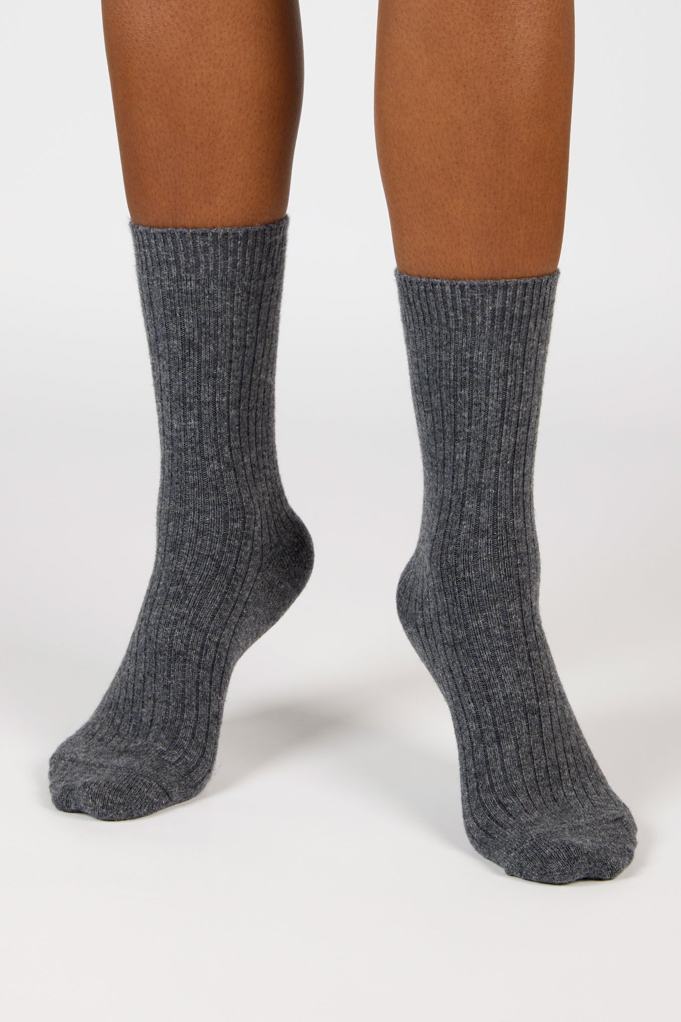 Charcoal ribbed cashmere wool blend socks_4