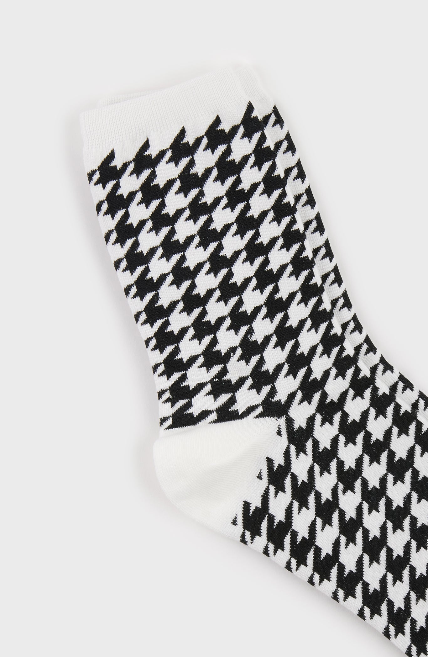 White and black houndstooth check socks_3