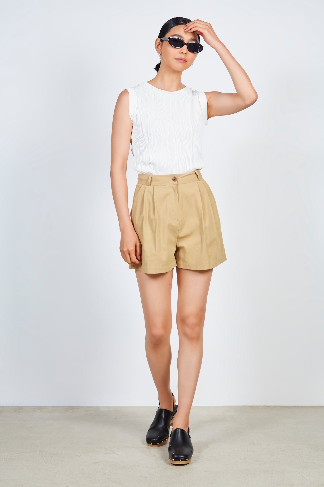 Dark beige belted pleat shorts_3