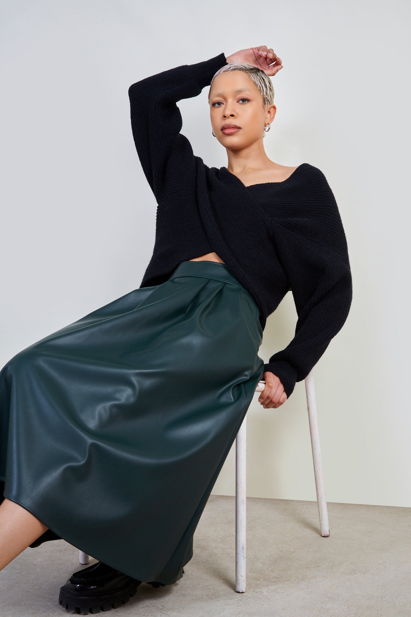 Dark green pleat waist vegan leather skirt_5