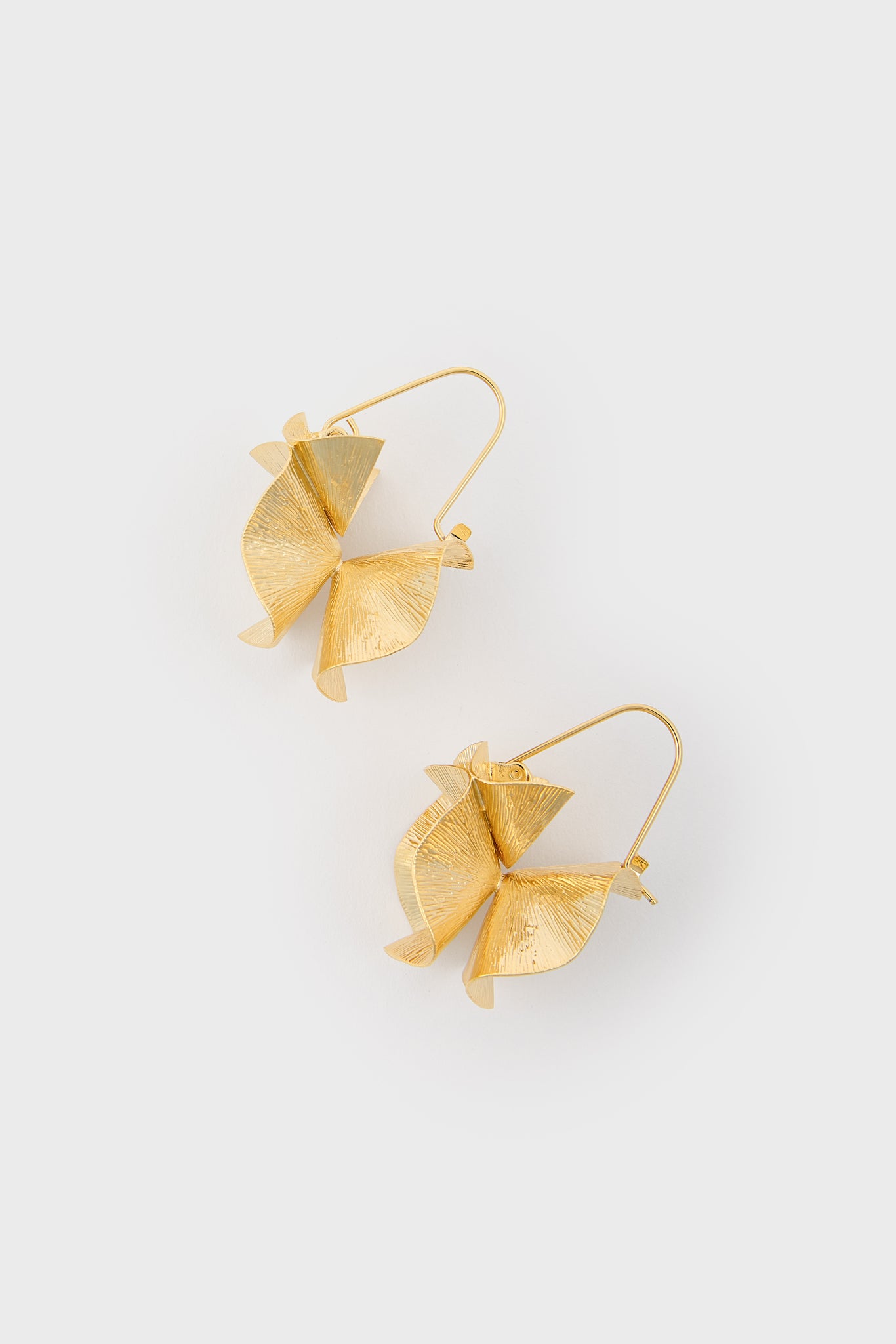 Gold organic leaves hoop earrings_2
