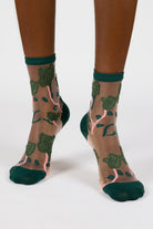 Green sheer bold climbing flower socks_1